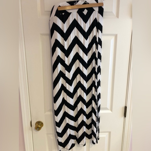 A.N.A. Women’s Black And White Chevron Maxi-Skirt, Size Medium - Picture 2 of 8
